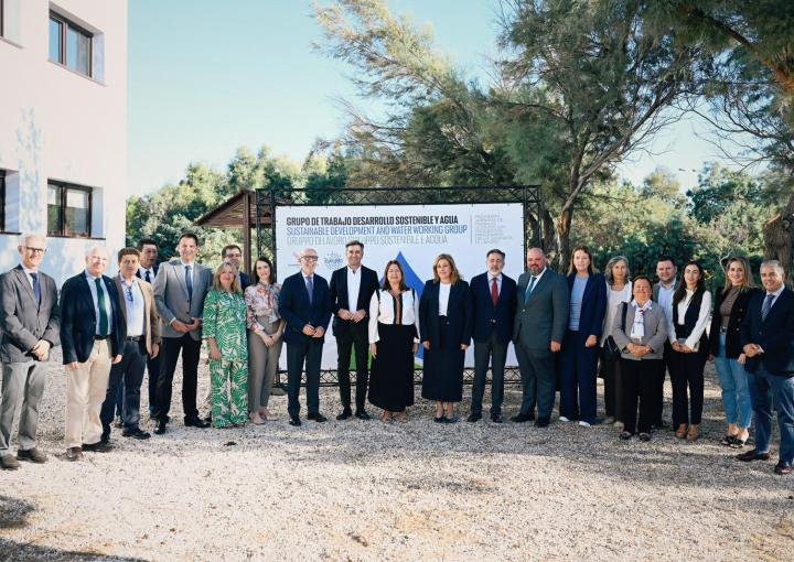 Foto de familia de participantes y asistentes a la Jornada de Trabajo.